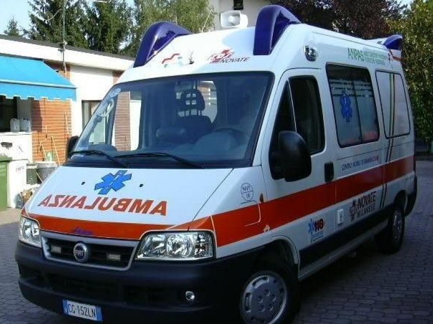 Aksident në Krujë/ Shoferja humb kontrollin dhe përplaset me murin, plagoset pasagjeri