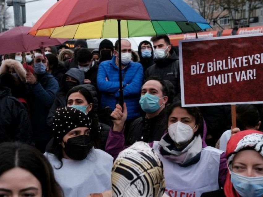 Protesta të mëdha të sektorit shëndetësor në Turqi – kërkohet dorëheqja e qeverisë turke