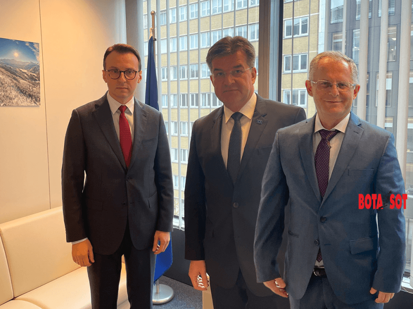 Mbahet takimi Kosovë-Serbi në Bruksel për tabelat e veturave, Lajçak jep detaje