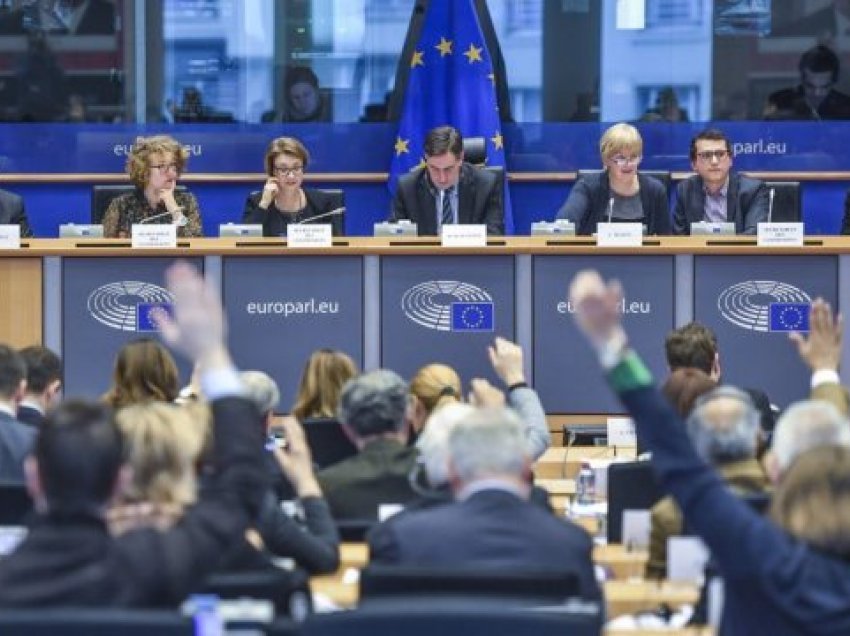 Lajm i mirë/ Eurodeputetët miratojnë raportin për liberalizimin e vizave për Kosovën
