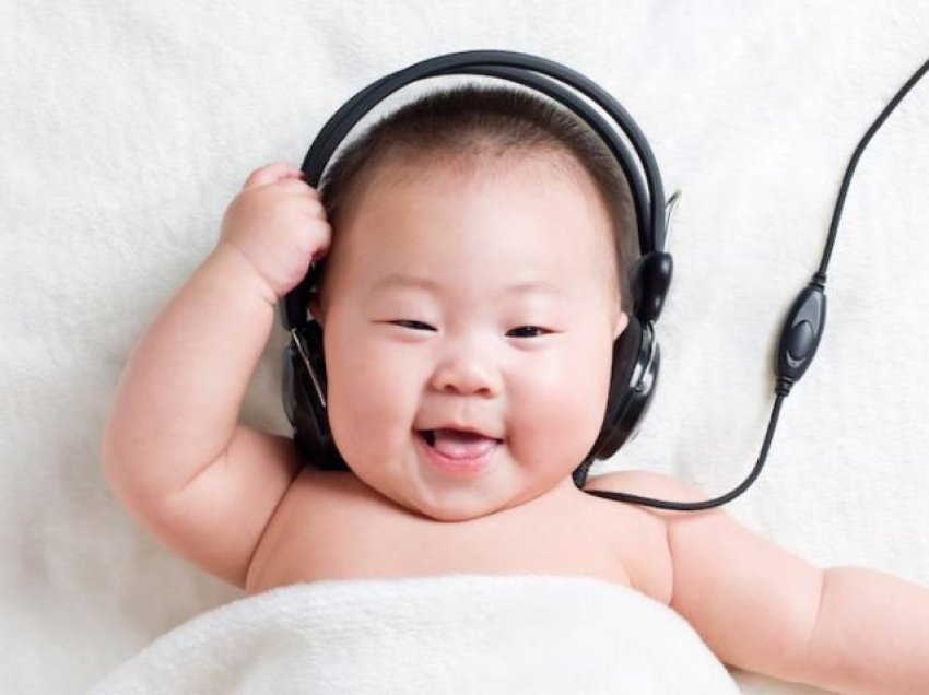 Si ndikojnë tingujt e lartë në trurin e foshnjave