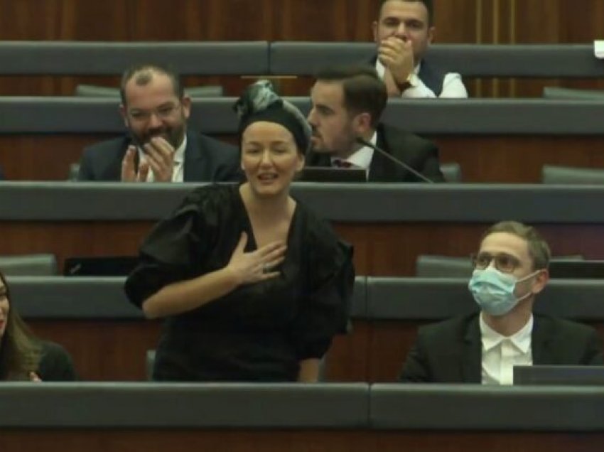 Adriana Matoshi pritet me duartrokitje në Kuvendin e Kosovës