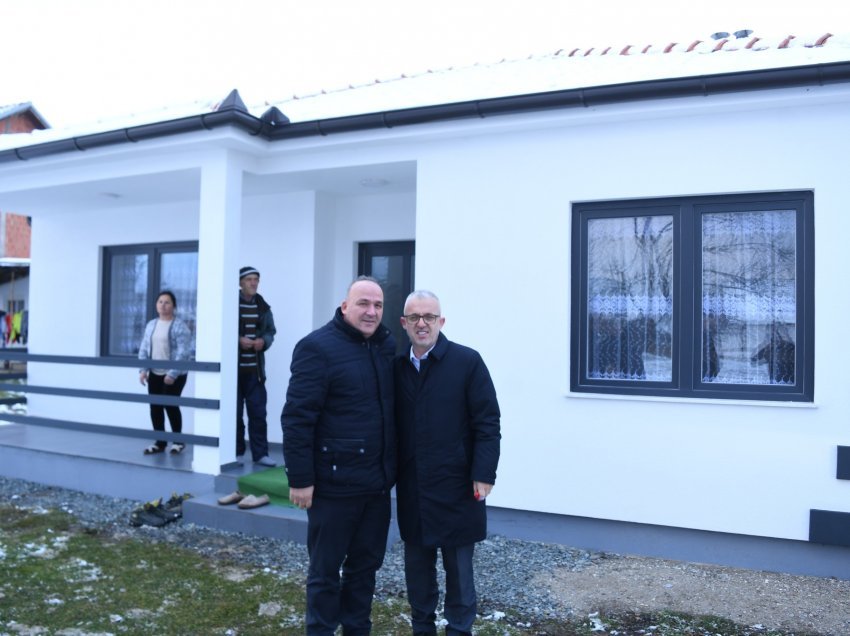Tri familje në Podujevë bëhen me shtëpi të reja
