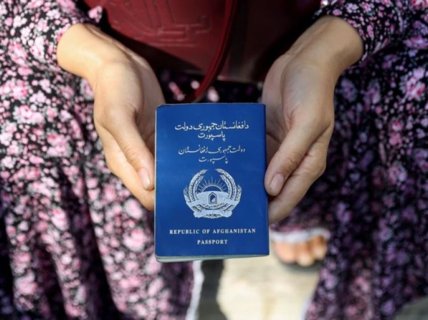 Talibanët thonë se do të rinisin lëshimin e pasaportave