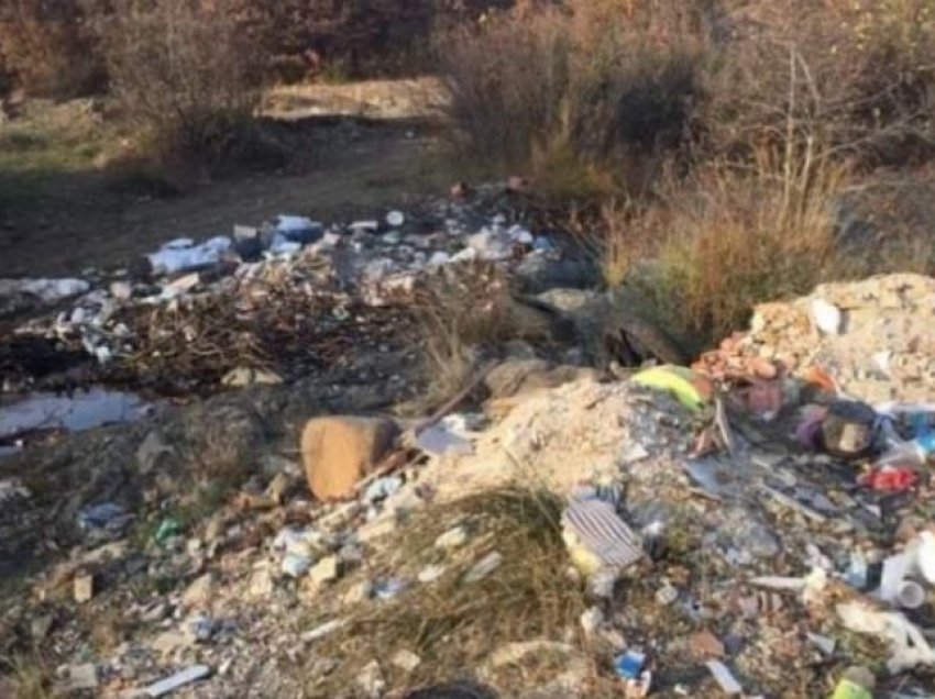 Mbeturinat i hidhte në rrugën e plazhit, nis hetimi për 51-vjeçarin në Vlorë