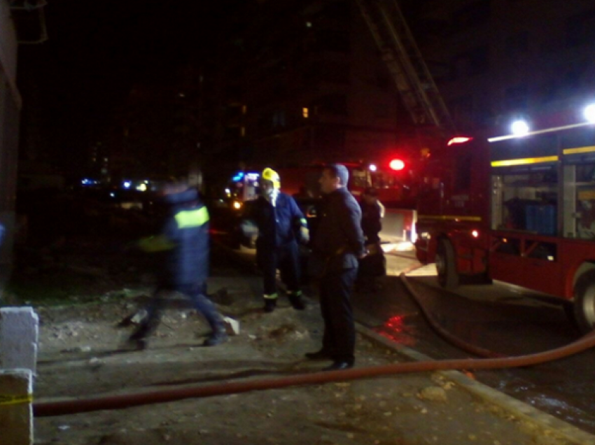 Tiranë/ Bie zjarr në katin e 8 të një pallati, nuk ka persona të lënduar
