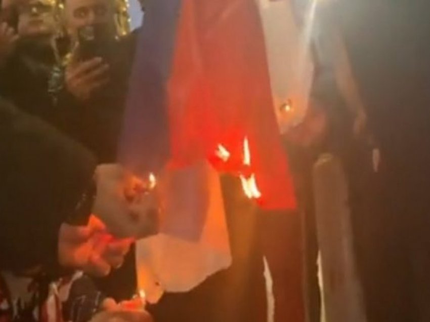 Djegia e flamurit serb gjatë protestës në Tiranë, shoqërohen në komisariat 3 të rinj