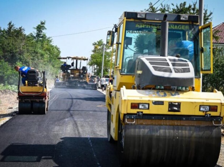 Nënshkruhen kontratat për asfaltimin e rrugëve në disa fshatra të Podujevës