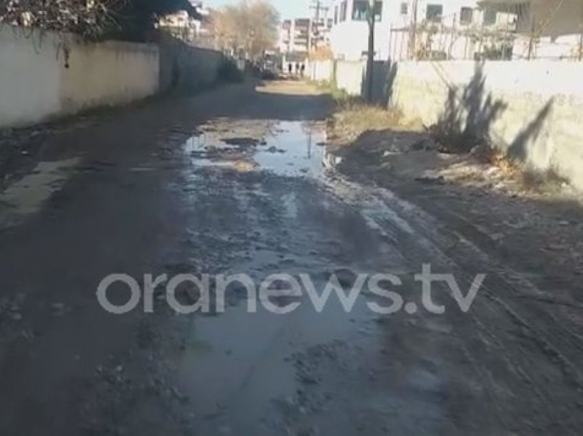 Rrugë pa kanalizime në Durrës, banorët e plazhit: Premtuan si Dubai, s’po e bëjnë as si Iraku