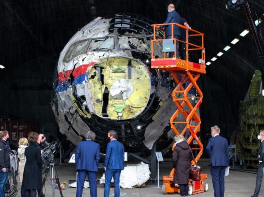 Prokurorët holandezë kërkojnë burgim të përjetshëm për rebelët pro-rusë si fajtorë për rrëzimin e aeroplanit të Malaysia Airlines në Ukrainë