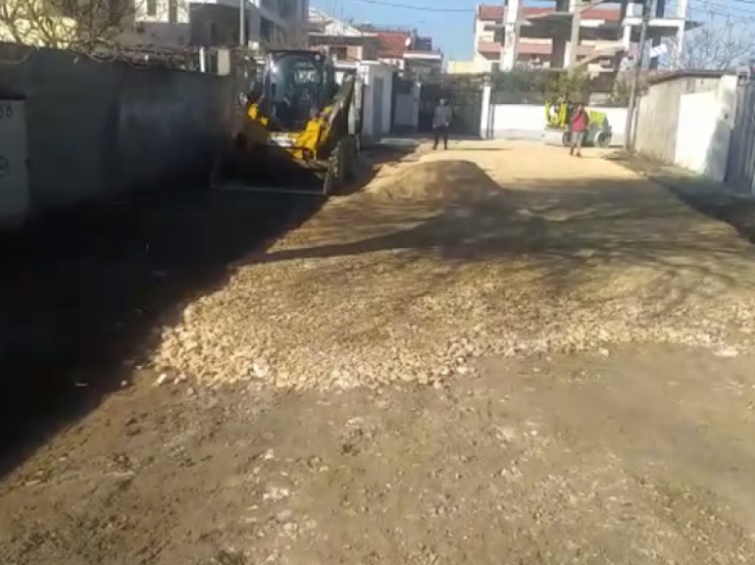 Protestë për rrugën në Durrës/ Banorët e lagjes 13 kundërshtojnë punimet për kanalizimet