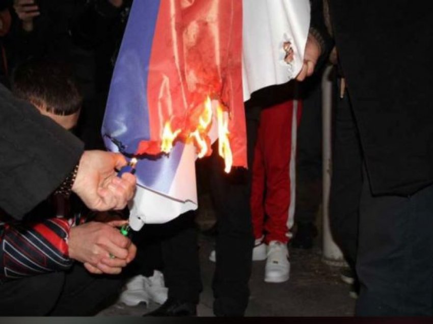 Lirohen nga burgu dy protestuesit që dogjën flamurin serb në Tiranë