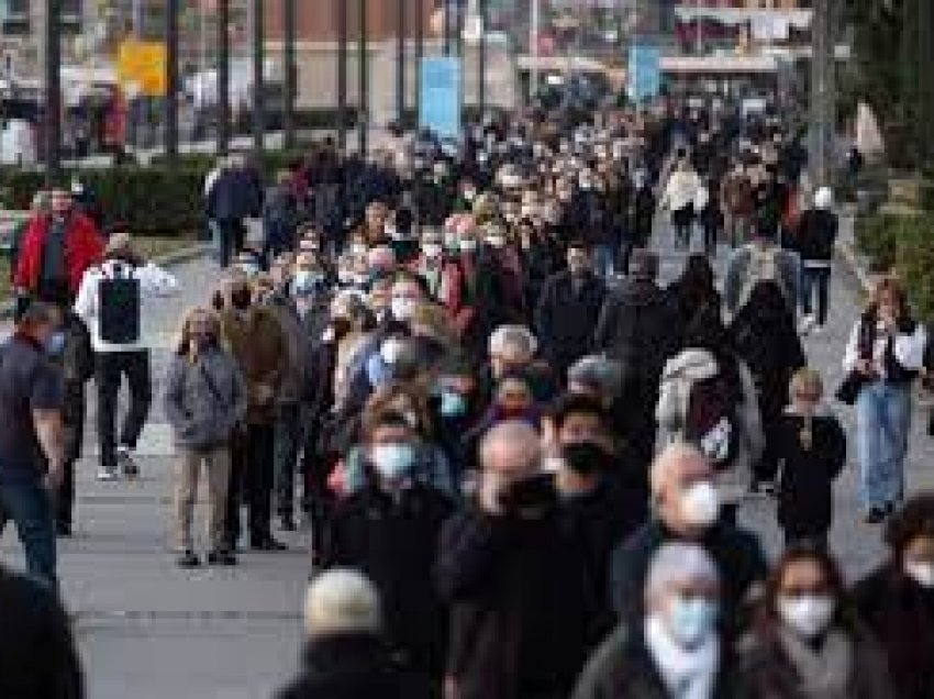 Spanja i bën obligative maskat në ambiente të hapura
