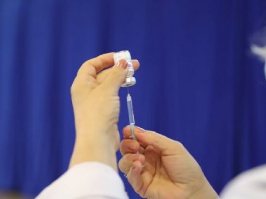 Ministria e Shëndetësisë u kërkon qytetarëve që të marrin dozën e tretë të vaksinës