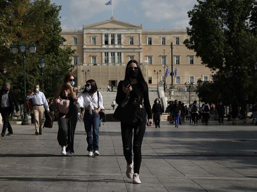 Greqia e bën të detyrueshme maskën deri më 3 janar, anulohen të gjitha ngjarjet festive