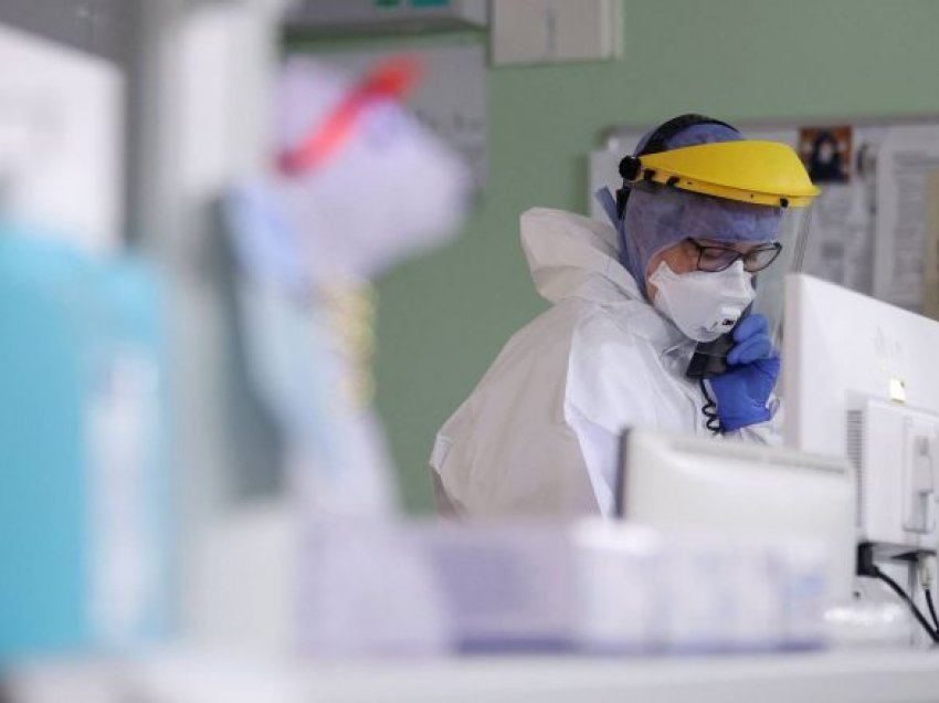 Omicroni mund ta përshpejtojë përfundimin e pandemisë, thonë ekspetët amerikanë