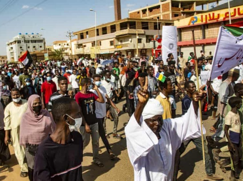 Mijëra përsëri dalin në rrugë në Sudan për të kërkuar rikthimin e sundimit civil
