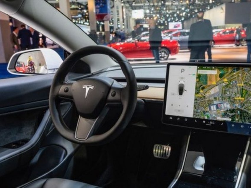 Tesla çaktivizon funksionimin e lojërave gjatë vozitjes