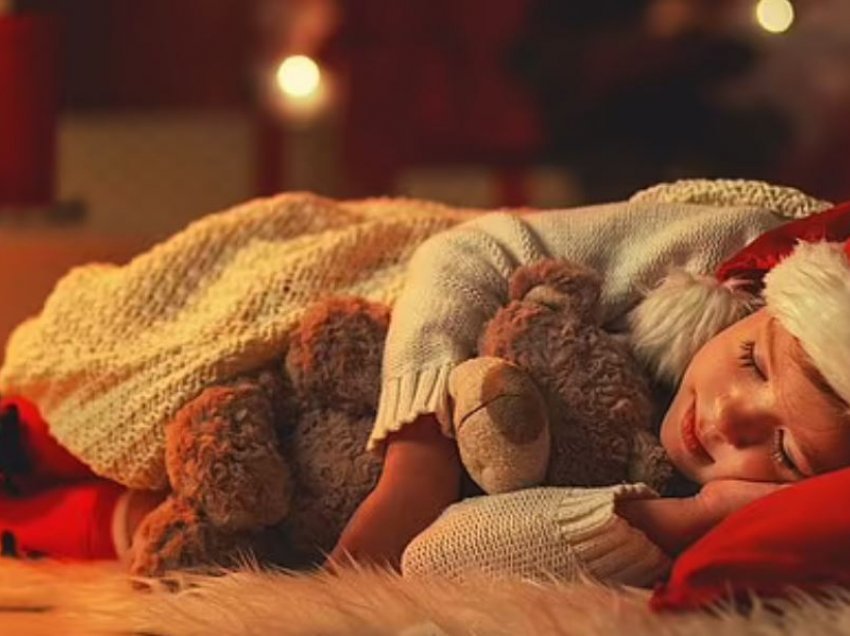 A kanë vështirësi fëmijët tuaj të flenë në prag të Krishtlindjes? Atëherë ndiqini këto këshilla