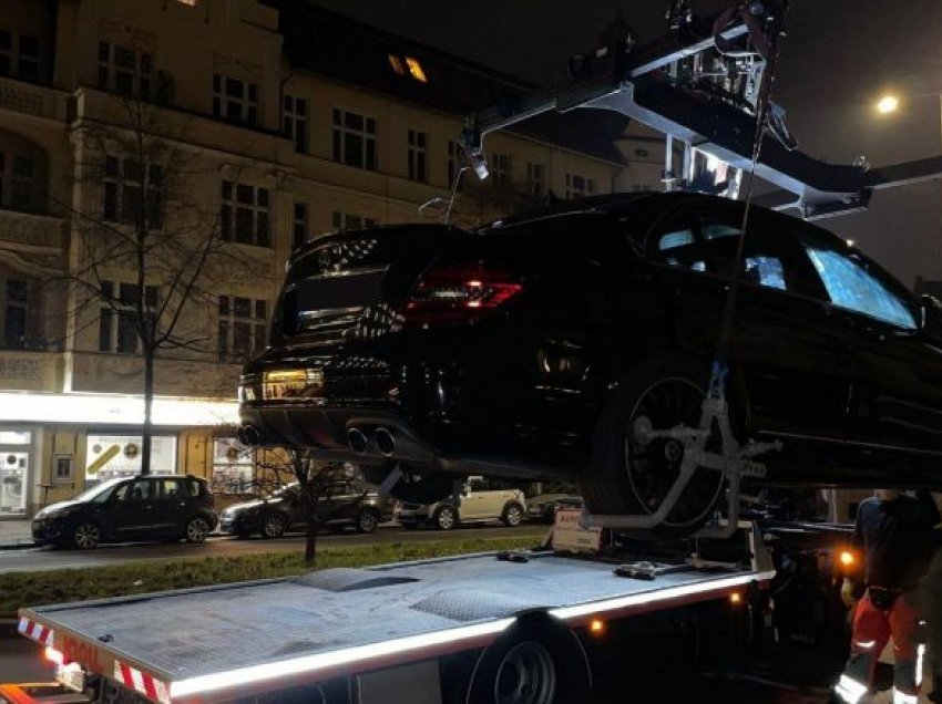 E kishte blerë vetëm gjysmë ore më parë – kjo nuk e bindi policin gjerman, i cili ia sekuestroi Mercedesin në vend