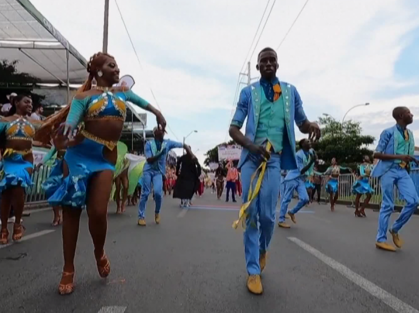 Festa që lindi nga një tragjedi! Rrugët e Kolumbisë mbushen me “kërcimtarët e Salsës”