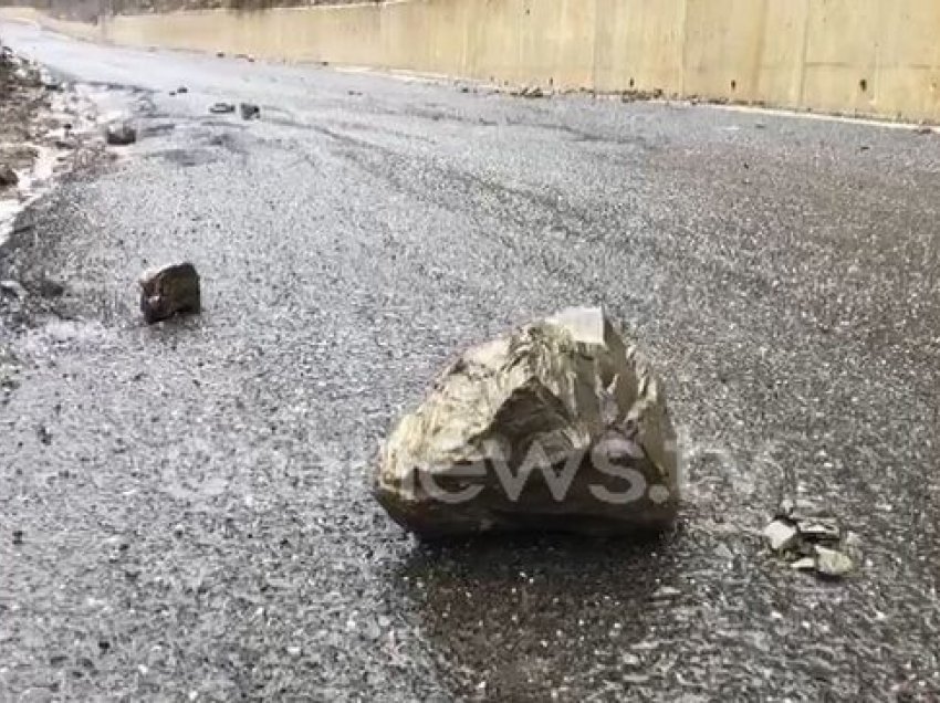 Probleme në Rrugën e Arbrit, gurë të mëdhenj kanë rrëshqitur në bypassin e Murrizit