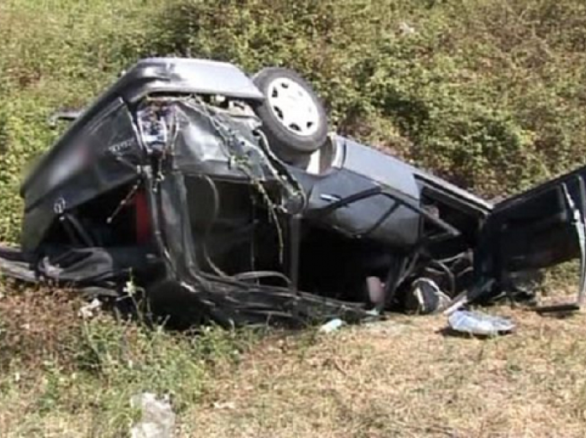Makina del nga rruga dhe bie në humnerë, një i plagosur në Berat