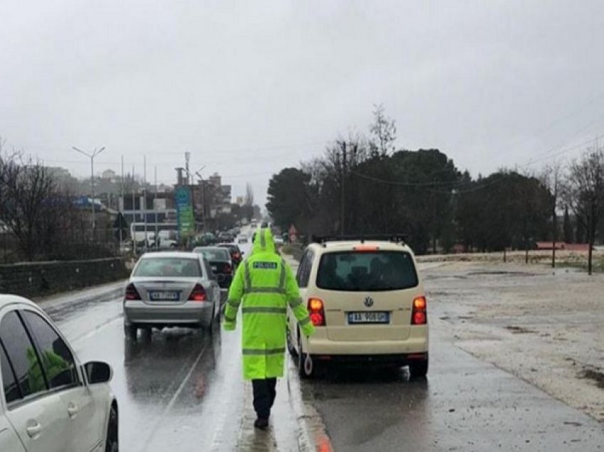 Prezencë uji në disa rrugë në Gjirokastër, policia apel shoferëve