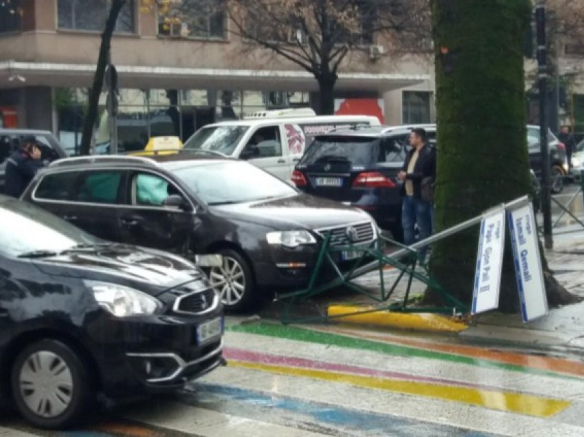 Aksident afër ambasadës italiane, makina përplaset me barrierat e rrugës