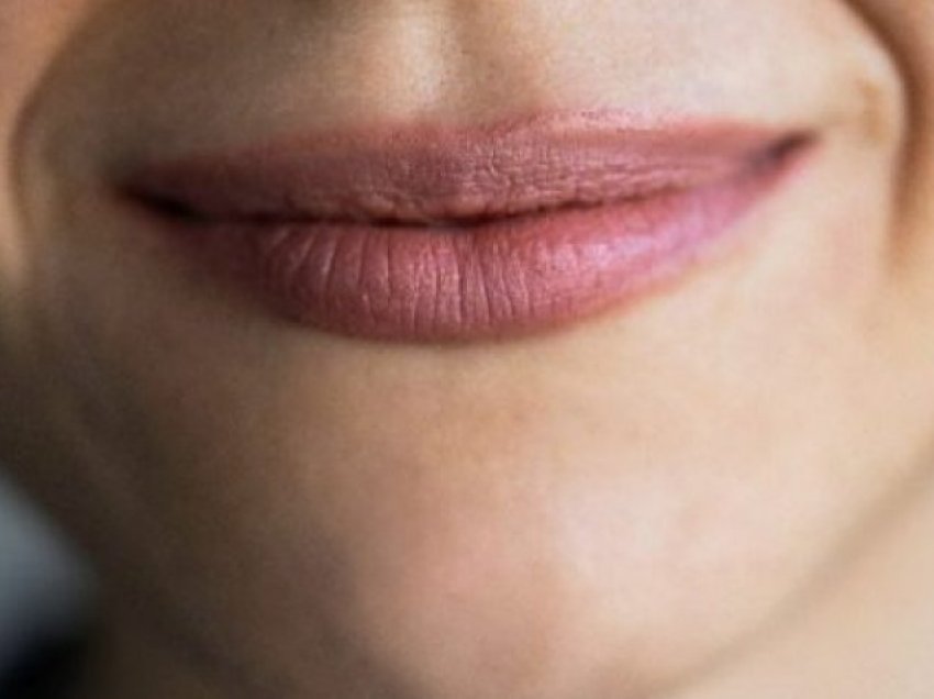 Kjo shenjë në cepin e buzëve që tregon mungesë të vitaminës B12