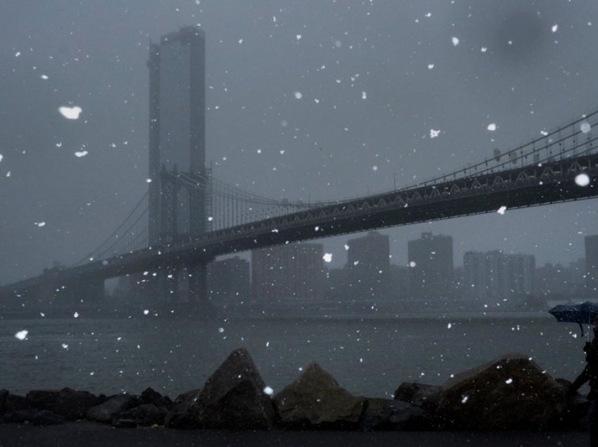 SHBA/ New Yorku i mbuluar nga dëbora, parashikimi 18-24 inç dëborë në NYC