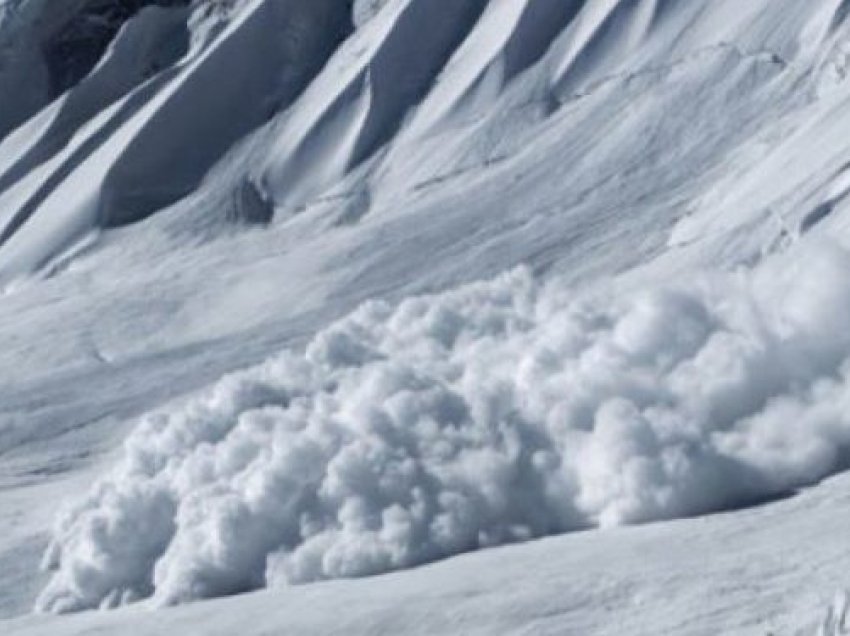 Pamje të frikshme, orteku i borës mbulon fadromën në Shkodër, shpëton mrekullisht shoferi