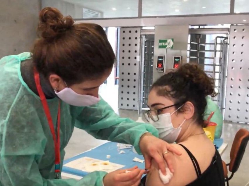 Shqipëria vaksinon punonjësit e shëndetësisë