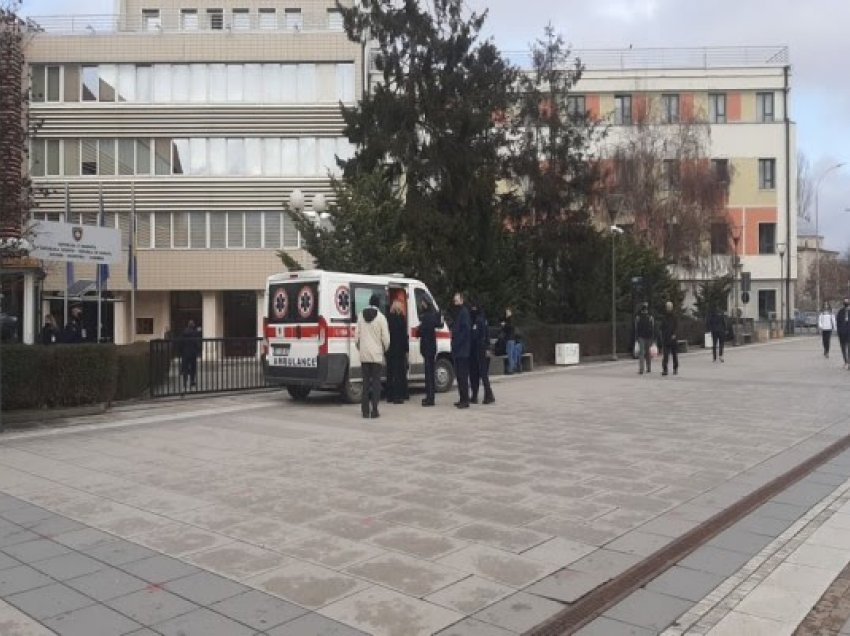 Ambulanca në vendin e ngjarjes, një polic i lënduar nga përleshja me PSD-në