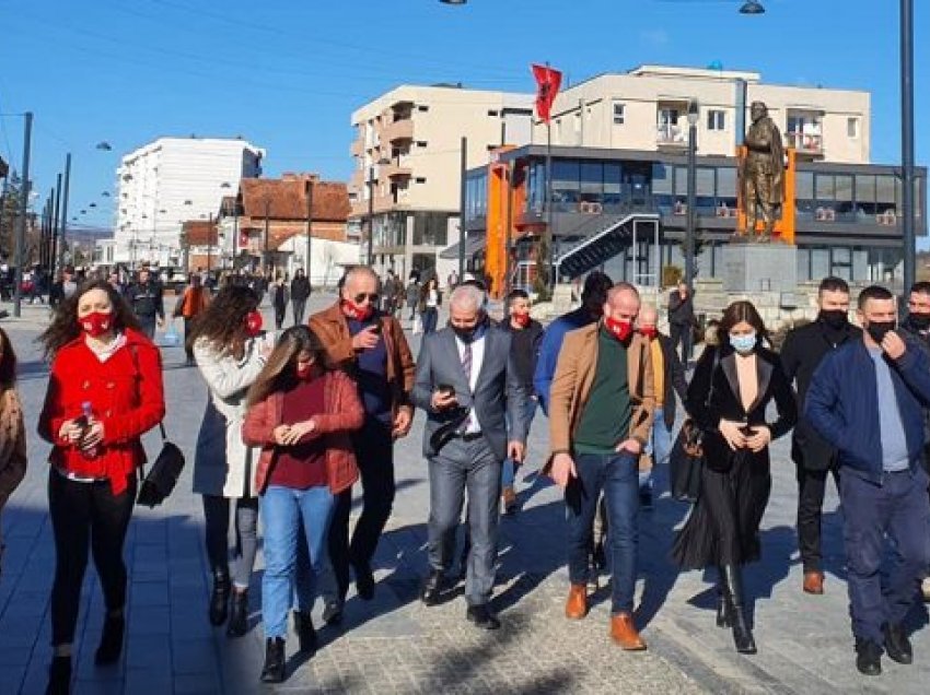 Vetëvendosje sërish në Skënderaj, ecin rrugëve të qytetit