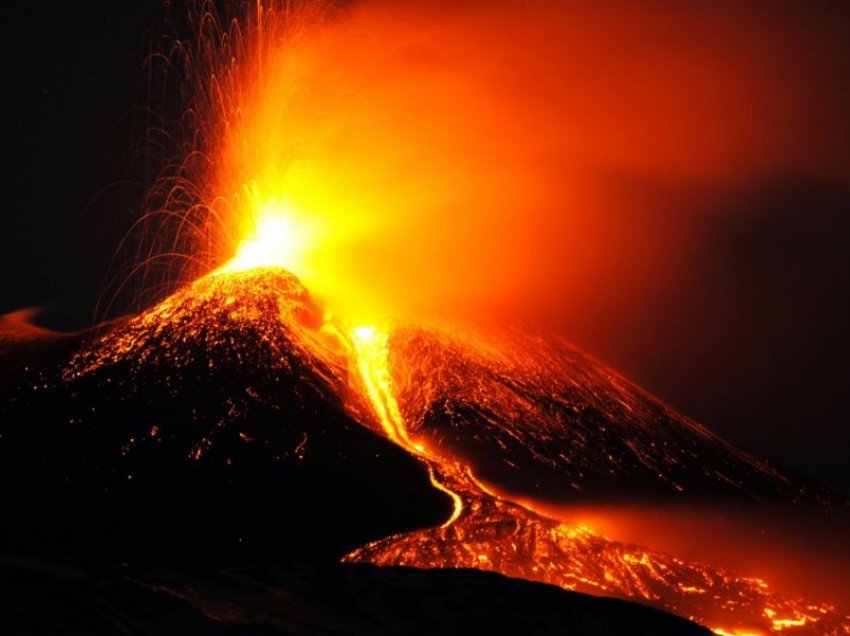 Shpërthen vullkani më aktiv në Evropë, panik te banorët