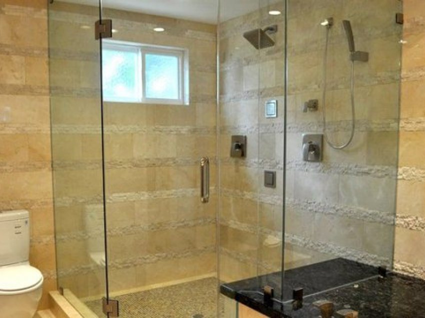 Disa truke të thjeshta si të pastroni kabinën e dushit që smërçi dhe myku të mos ngjiten mbi xham