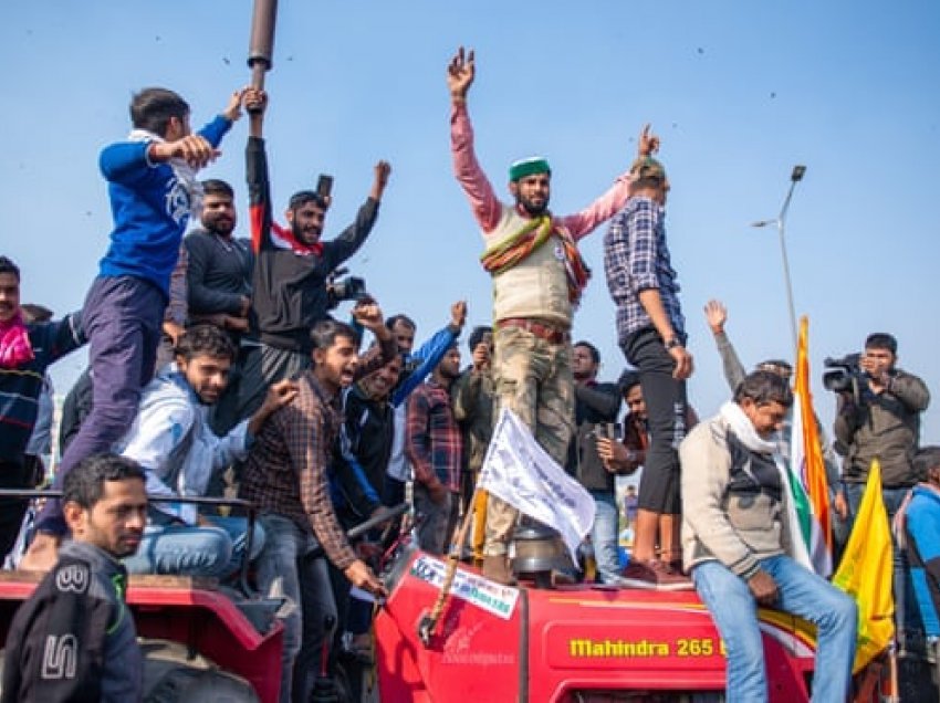 Fermerët bllokojnë rrugët nëpër Indi në protestë ndaj ligjit të bujqësisë
