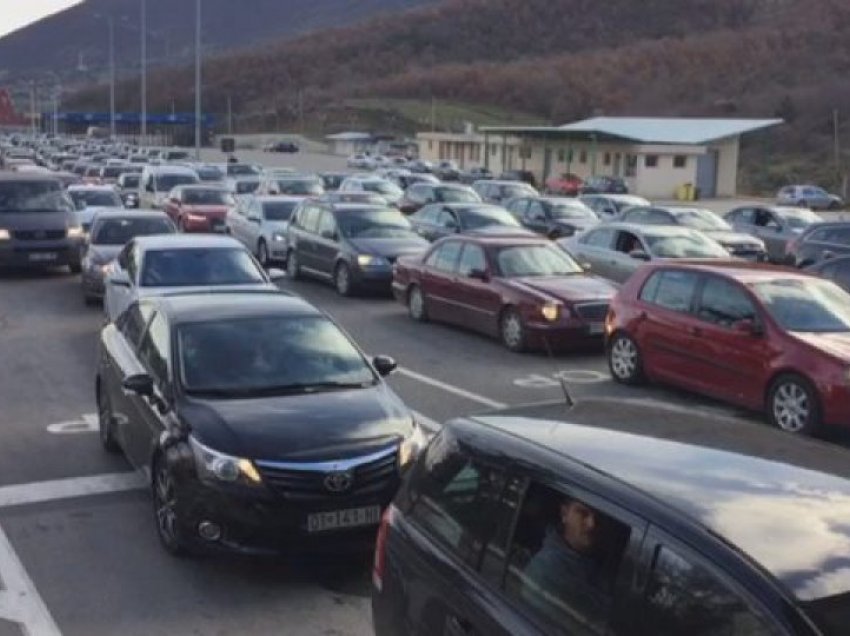 Kolona të gjata në kufi, nga Kosova ia mësyjnë Shqipërisë