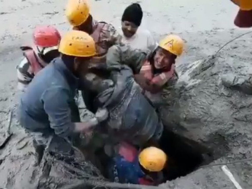Përmbytjet në Indi, shpëtohet për mrekulli një person i bllokuar në tunel