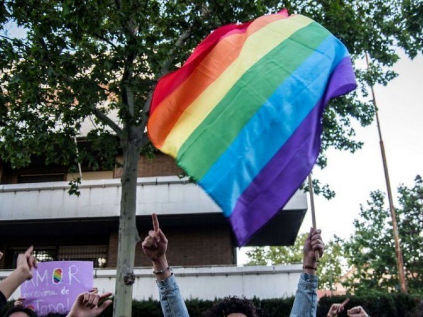 Policia ruse rikthen në Çeçeni dy burra homoseksualë, një vit pas arratisjes