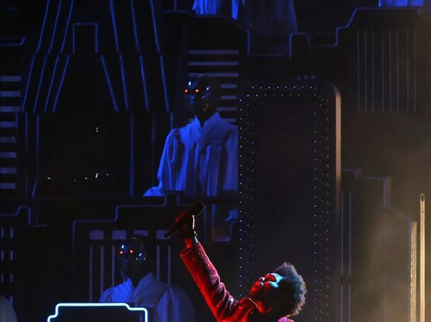 The Weeknd dhuron spektakël në “Super Bowl”, por fansat nuk mund ta dëgjonin