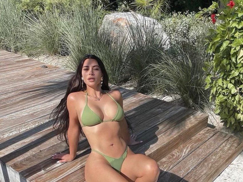Kim Kardashian pozon në bikini, tregon pasuritë trupore