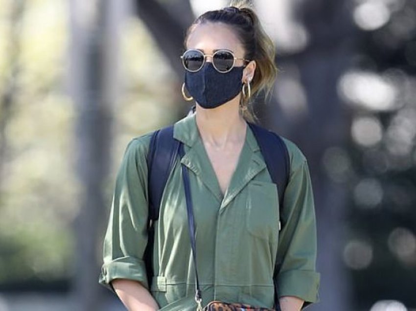 Jessica Alba vishet me stil për të shëtitur me familjen në Beverly Hills