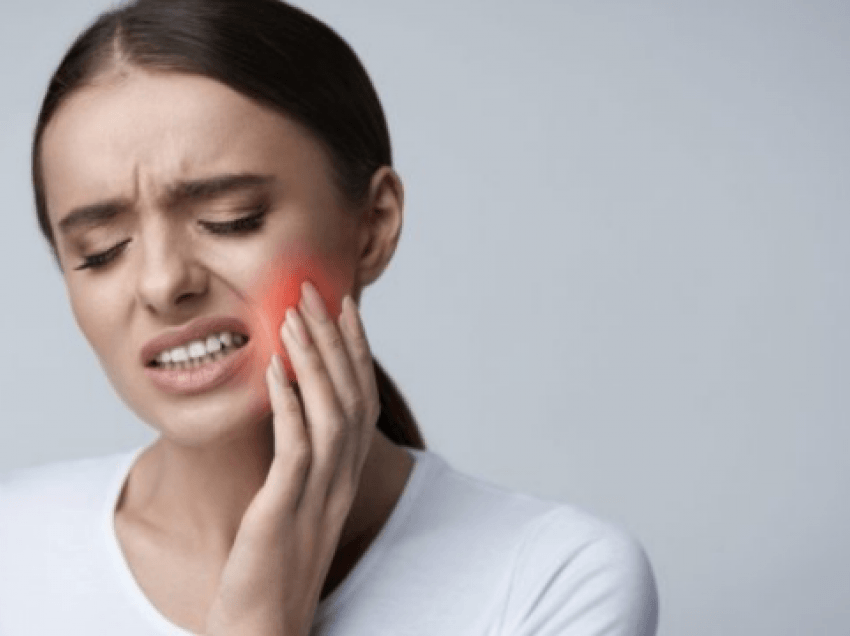 9 mënyra si ta trajtoni dhimbjen e dhëmbit gjatë natës