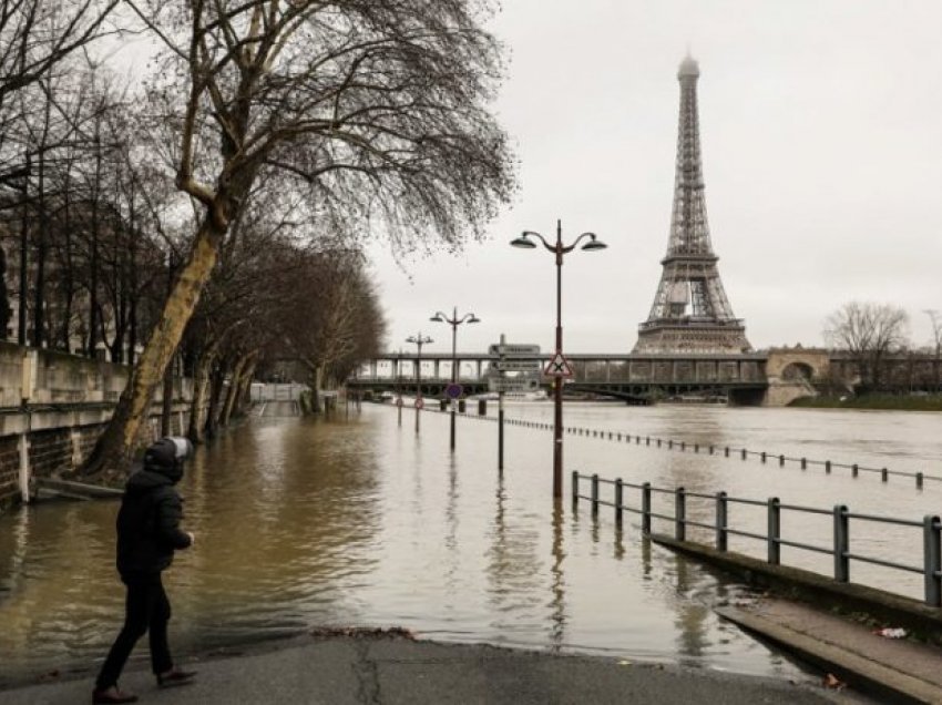 Përmbytje në Francë, rrugët e Parisit mbulohen nga uji