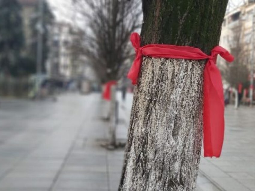 Një i huaj pyet pse janë vendosur shamiat e kuqe nëpër Prishtinë, kështu i përgjigjen qytetarët