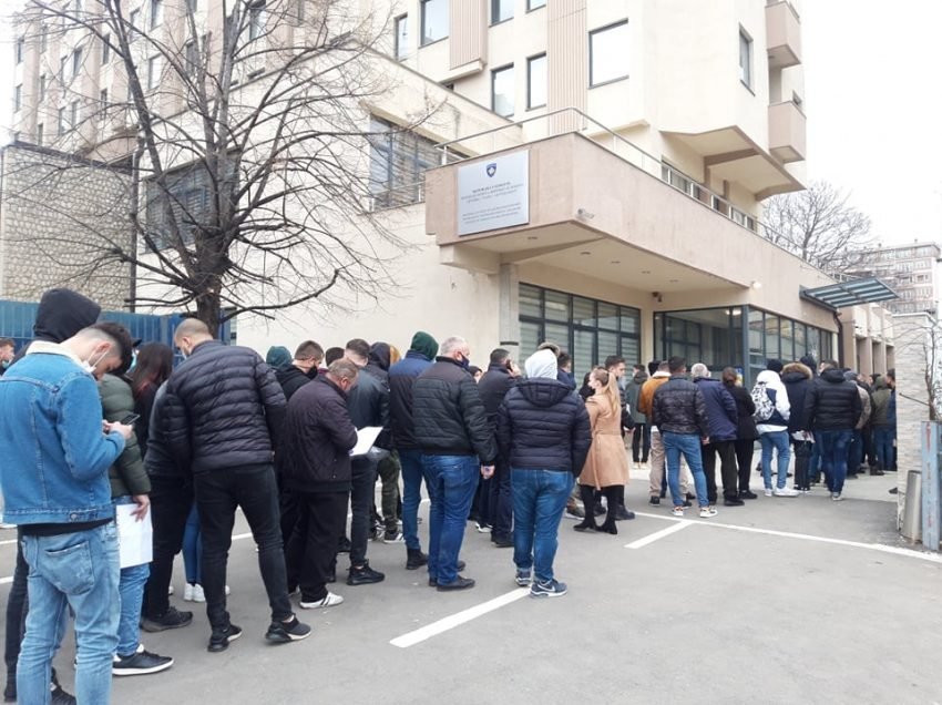 Qytetarët grumbullohen para MPDJ-së, presin me orë të tëra për vulë apostile