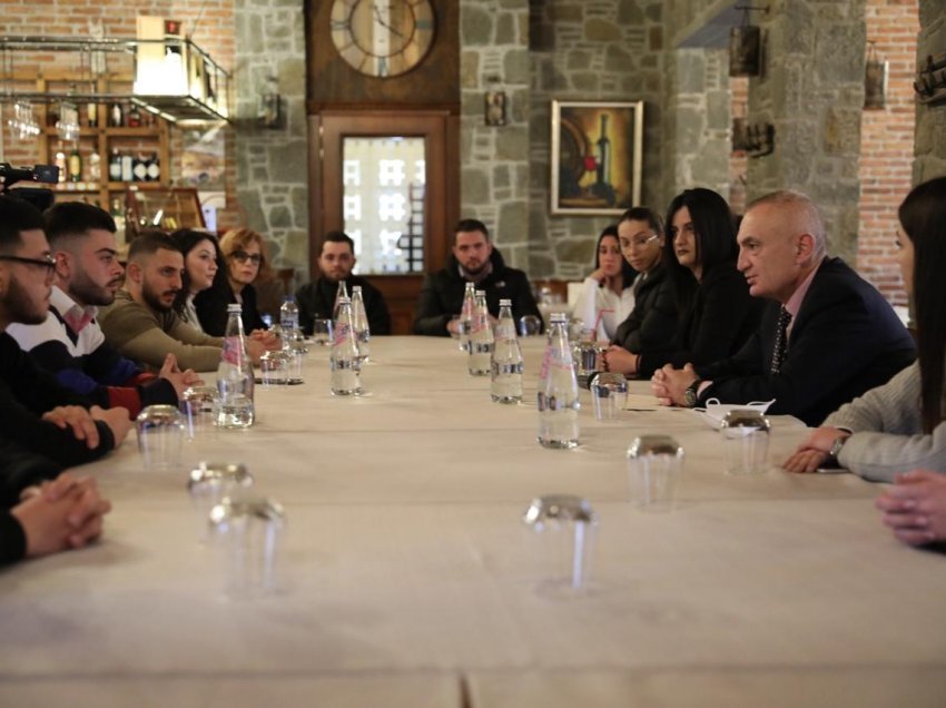 Presidenti Meta me studentë ekselentë në Korçë: Koha të bashkojmë forcat, për një qëllim të përbashkët