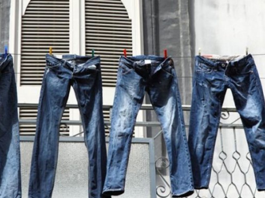 A jeni duke i larë sa duhet pantollonat jeans?